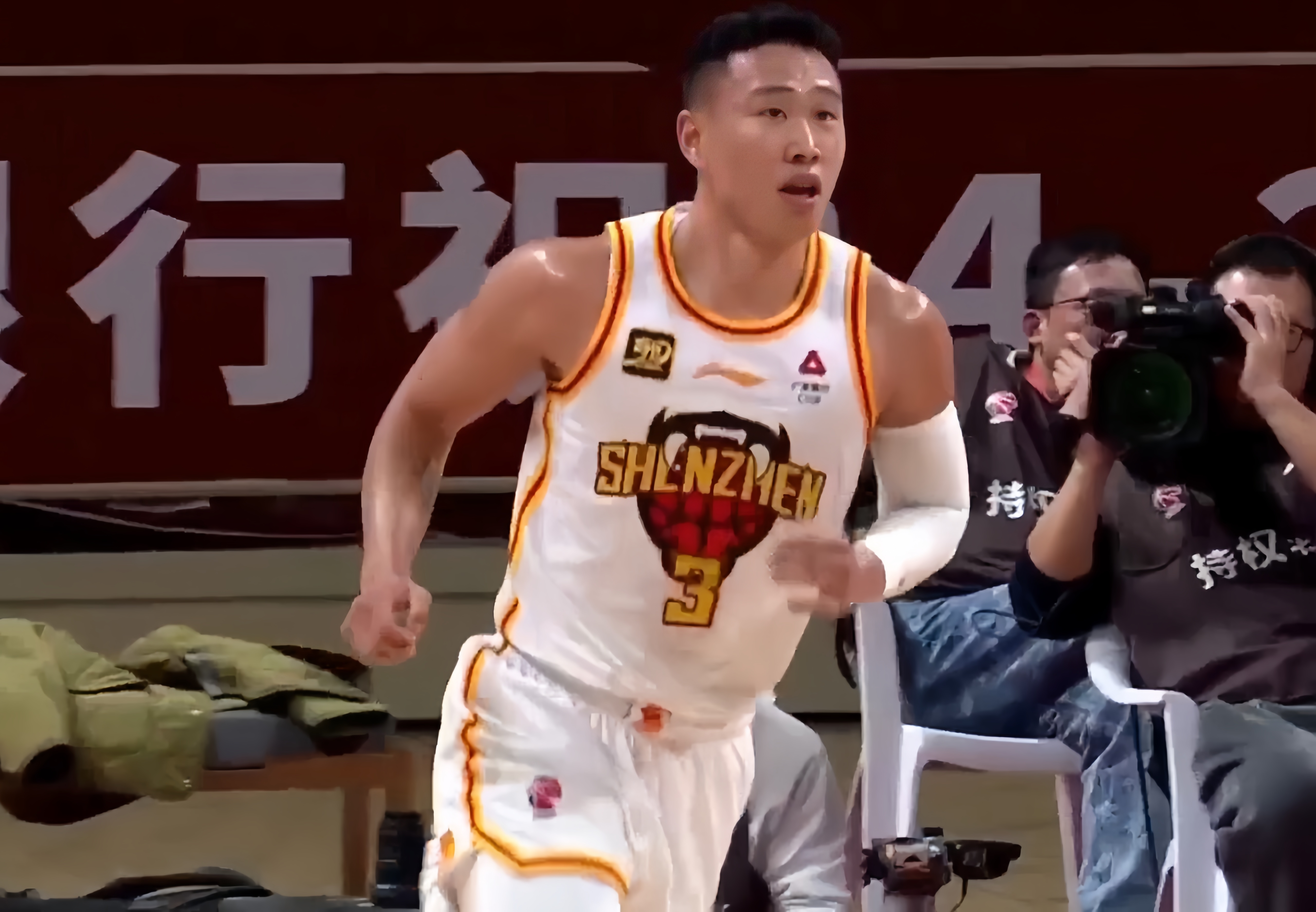 关于深圳男篮客场赢球，士气高涨的信息